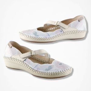 PIKOLINOS Cream and White Flats